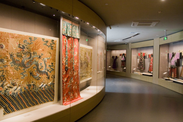 Historical Position and Future Development of Zhejiang Silk Industry